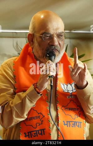 Der Innenminister der indischen Union Amit Shah spricht während einer Roadshow vor den Wahlen zur Rajasthan Assembly am 17. November 2023 in Ajmer, Indien. Foto: Himanshu Sharma/ABACAPRESS.COM Credit: Abaca Press/Alamy Live News Stockfoto