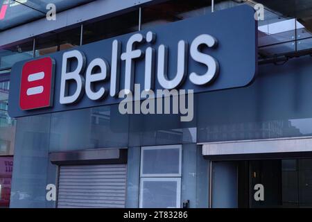 Brüssel, Brabant, Belgien 11 17 2023 - Nahaufnahme des Logos des Hauptsitzes der Bank Belfius Finance am Morgen am Rogier-Platz Stockfoto