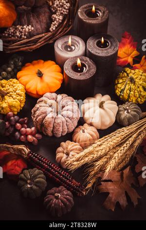 Kürbisse auf Holztisch - Festtage mit Thanksgiving und Herbstmotiv für eine saisonale Party Stockfoto