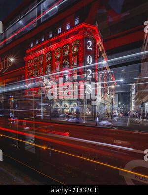 Während der Festsaison 2023 ist die Außenfassade des Fortnum und des Mason Kaufhauses auf Piccadilly nachts zu sehen. Stockfoto
