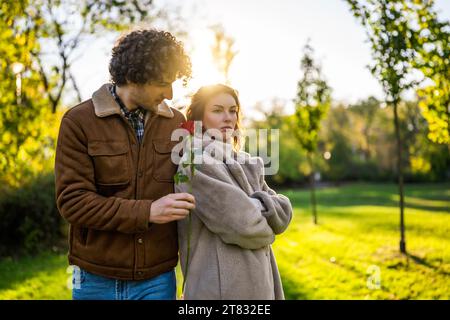 Mann und Frau sind wütend aufeinander. Beziehungsprobleme. Der Mensch versucht, sich zu versöhnen. Stockfoto