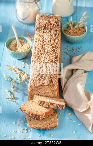 Hausgemachtes Kleiebrot mit Samen und Ähren von Körnern. Vollkornbrot mit Kleie. Stockfoto
