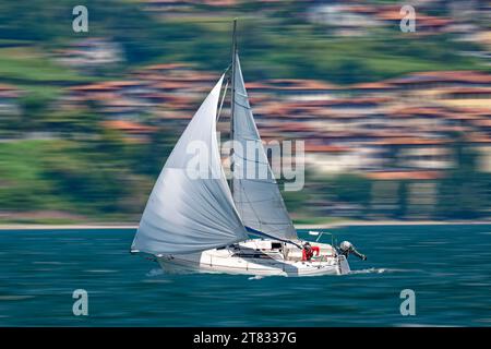 Segelboot auf dem Comer See Stockfoto