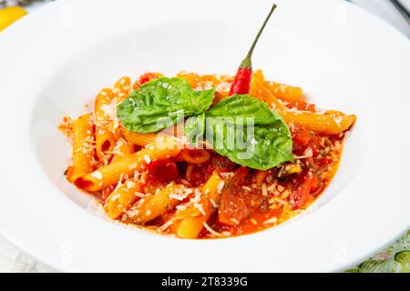 Pasta in Tomatensauce mit Käse und Kräutern, Seitenansicht Stockfoto