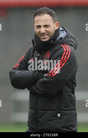 Tubize, Belgien. November 2023. Der belgische Cheftrainer Domenico Tedesco wurde während eines Trainings der belgischen Fußballnationalmannschaft Rote Teufel im Trainingszentrum des Königlichen Belgischen Fußballverbandes in Tubize am Samstag, den 18. November 2023, dargestellt. Am Sonntag spielen die Red Devils ihre letzte EM 2024-Qualifikation in der Gruppe F gegen Aserbaidschan. BELGA FOTO BRUNO FAHY Credit: Belga News Agency/Alamy Live News Stockfoto