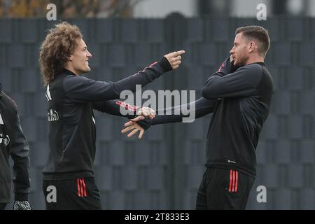 Tubize, Belgien. November 2023. Der belgische Wout Faes und der belgische Jan Vertonghen wurden während eines Trainings der belgischen Fußballnationalmannschaft Red Devils im Trainingszentrum des Königlichen belgischen Fußballverbandes am Samstag, den 18. November 2023 in Tubize gezeigt. Am Sonntag spielen die Red Devils ihre letzte EM 2024-Qualifikation in der Gruppe F gegen Aserbaidschan. BELGA FOTO BRUNO FAHY Credit: Belga News Agency/Alamy Live News Stockfoto