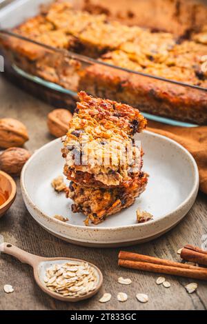 Veganes Haferbrei Bananenbrot oder Etui mit Nüssen auf hölzernem Küchentisch Stockfoto