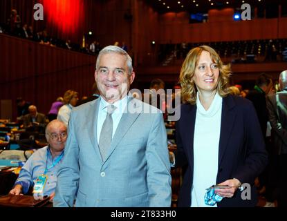 Thomas Strobl, Landesvorsitzender, Isabell Huber, Generalsekretärin. Generationenwechsel beim 79. Landesparteitag der CDU Baden-Württemberg. Nach 18 Jahren an der Parteispitze steht Thomas Strobl, Innenminister und stv. Ministerpräsident, nicht für eine weitere Amtszeit zur Verfügung. Als Nachfolger steht bereit Manuel Hagel, MDL 35, Vorsitzender der CDU-Landtagsfraktion./// 18.11.2023: Reutlingen, Baden-Württemberg, Deutschland, Europa *** Thomas Strobl, Landesvorsitzender, Isabell Huber, Generalsekretär Generationenwechsel auf der 79. Parteistaatenkonferenz der CDU Baden Württemberg nach 1 Stockfoto