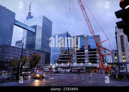 Brüssel, Brabant, Belgien 11 17 2023 - natürlicher, frühmorgendlicher Weitwinkelblick auf den Verkehr im Brüsseler Geschäftszentrum Stockfoto