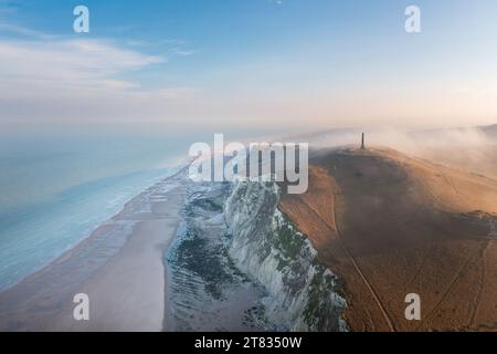 Le Cap Blanc-nez dans la brume au Lever de soleil, Frankreich, Côte d'Opale Stockfoto