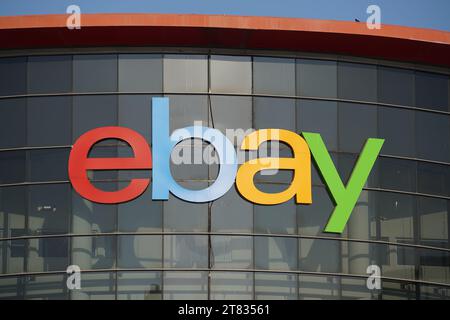 Netanya, Israel - 29. Oktober 2023: EBay-Schild am Hauptsitz von eBay in Netanya. EBay Inc. Ist ein multinationales E-Commerce-Unternehmen. Stockfoto