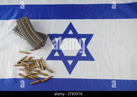 Munition aus der Waffe. Kugeln und Zeitschriften. Lend-Lease-Konzept. Armeekonzept. Israelische Flagge im Hintergrund. Stockfoto