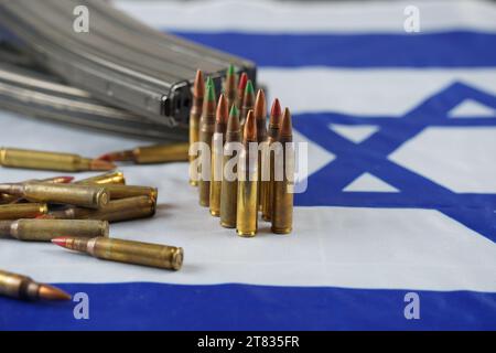 Munition aus der Waffe. Kugeln und Zeitschriften. Lend-Lease-Konzept. Armeekonzept. Israelische Flagge im Hintergrund. Stockfoto