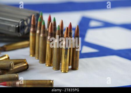 Munition aus der Waffe. Kugeln und Zeitschriften. Lend-Lease-Konzept. Armeekonzept. Israelische Flagge im Hintergrund. Stockfoto