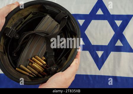 Munition aus der Waffe. Aufzählungspunkte . Lend-Lease-Konzept. Armeekonzept. Israelische Flagge im Hintergrund. Stockfoto