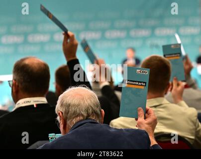 18. November 2023, Thüringen, Mühlhausen: Abstimmung durch Delegierte bei der CDU Thüringen Landesparteikonferenz im Hotel Stadt Mühlhausen. Die Partei bereitet sich auf die Landes- und Kommunalwahlen in Thüringen im nächsten Jahr vor. Foto: Martin Schutt/dpa Stockfoto