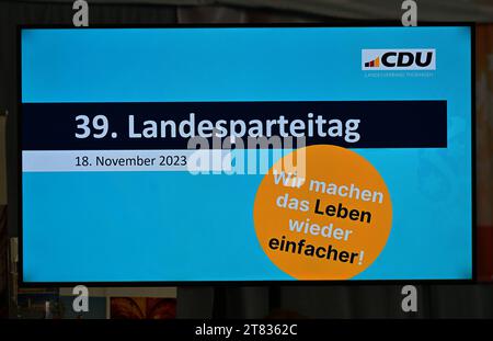 18. November 2023, Thüringen, Mühlhausen: „39. Landesparteikonferenz“ steht auf dem Monitor auf der Landesparteikonferenz der CDU Thüringen im Hotel Stadt Mühlhausen. Die Partei bereitet sich auf die Landes- und Kommunalwahlen in Thüringen im nächsten Jahr vor. Foto: Martin Schutt/dpa Stockfoto