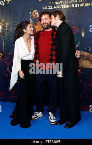 Alessandra Mastronardi, Florian Baxmeyer und Philip Froissant bei der Premiere der Paramount Streamingserie eine Billion Dollar im Kino International. Berlin, 17.11.2023 *** Alessandra Mastronardi, Florian Baxmeyer und Philip Froissant bei der Premiere der Paramount-Streaming-Serie One Billion Dollars im Kino International Berlin, 17 11 2023 Foto:XA.xBuggex/xFuturexImagex Dollar 3138 Credit: Imago/Alamy Live News Stockfoto