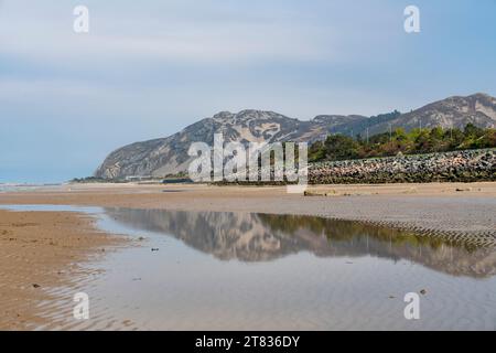 Penmaenmawr Beach im Conwy County an der Küste von Nordwales. Stockfoto