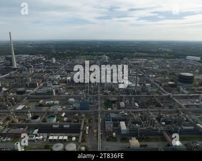 Industriepark, Produktion von Chemikalien in einem großen Chemiepark. Stockfoto