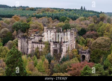 Lennow Castle in der Nähe von Glasgow in Schottland. Verlassene und ruinierte Burg am Rande der schottischen Highlands. Historisches Krankenhaus und Burgruine. Stockfoto