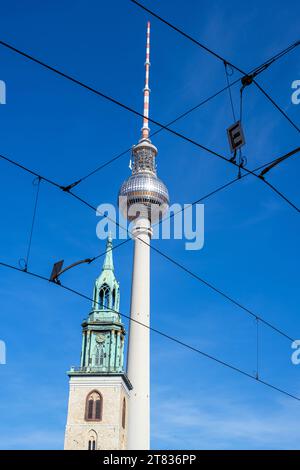 Der berühmte Fernsehturm in Berlin mit den Oberleitungen der Straßenbahnen Stockfoto