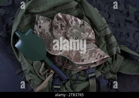 Militärische Ausrüstung. Taktischer Boonienhut der Armee, Armeetasche, Faltbare Sapper-Schaufel Stockfoto