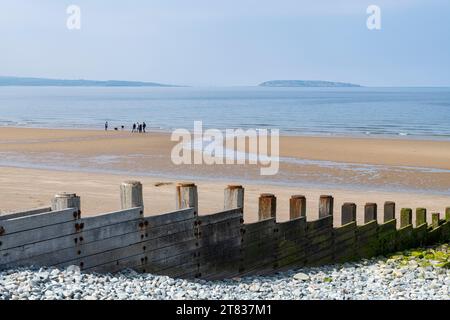 Penmaenmawr Beach im Conwy County an der Küste von Nordwales. Stockfoto