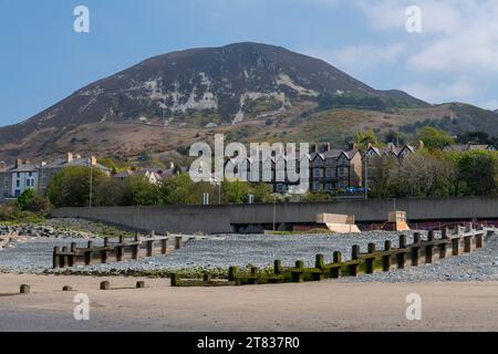 Penmaenmawr Beach im Conwy County an der Küste von Nordwales. Stockfoto