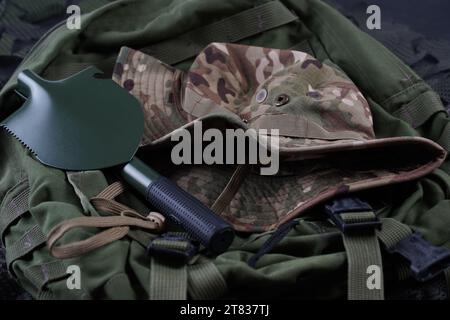 Militärische Ausrüstung. Taktischer Boonienhut der Armee, Armeetasche, Faltbare Sapper-Schaufel Stockfoto