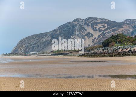 Penmaenmawr Beach im Conwy County an der Küste von Nordwales. Stockfoto