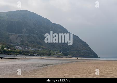 Penmaenmawr Beach im Conwy County an der Küste von Nordwales. Stockfoto