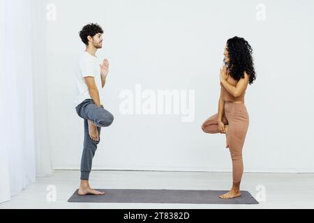 Eine Frau und ein Mann machen Gymnastik-Aufwärmübungen Yoga-Asana-Posen Stockfoto