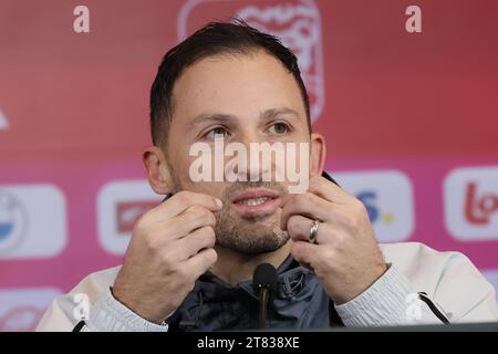 Tubize, Belgien. November 2023. Der belgische Cheftrainer Domenico Tedesco wurde während einer Pressekonferenz der belgischen Fußballnationalmannschaft Red Devils im Trainingszentrum des Königlichen Belgischen Fußballverbandes am Samstag, den 18. November 2023 in Tubize gezeigt. Am Sonntag spielen die Red Devils ihre letzte EM 2024-Qualifikation in der Gruppe F gegen Aserbaidschan. BELGA FOTO BRUNO FAHY Credit: Belga News Agency/Alamy Live News Stockfoto