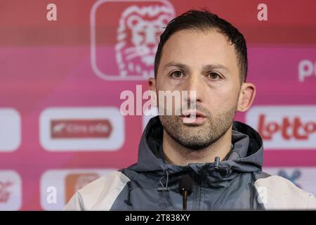 Tubize, Belgien. November 2023. Der belgische Cheftrainer Domenico Tedesco wurde während einer Pressekonferenz der belgischen Fußballnationalmannschaft Red Devils im Trainingszentrum des Königlichen Belgischen Fußballverbandes am Samstag, den 18. November 2023 in Tubize gezeigt. Am Sonntag spielen die Red Devils ihre letzte EM 2024-Qualifikation in der Gruppe F gegen Aserbaidschan. BELGA FOTO BRUNO FAHY Credit: Belga News Agency/Alamy Live News Stockfoto