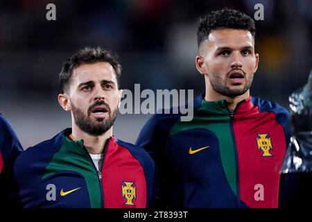 Vaduz, Liechtenstein. November 2023. Vaduz, Liechtenstein, 16. November 2023: Porträt (Kopfaufnahme/Nahaufnahme) von Bernardo Silva (10 Portugal) und Goncalo Ramos (9 Portugal) während der Nationalhymne vor dem Fußball-Spiel der UEFA Europa-Qualifikation zwischen Liechtenstein und Portugal im Rheinpark Stadion in Vaduz, Liechtenstein. (Daniela Porcelli/SPP) Credit: SPP Sport Press Photo. /Alamy Live News Stockfoto