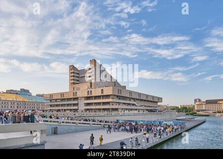 Kasan, Russland - 17. Juni 2023: Uferung des Nischni-Kaban-Sees in der Nähe des Kamal-Theaters in der Innenstadt. Leute gehen und hören Musik bei einem kostenlosen Konzert. Stockfoto