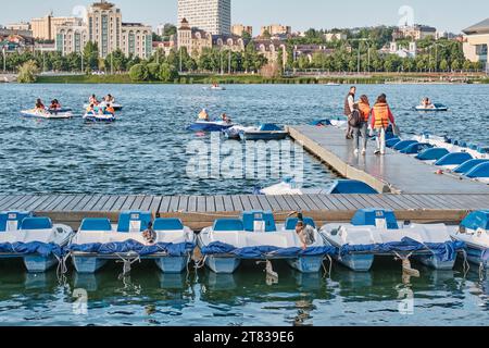 Kasan, Russland - 17. Juni 2023: Bootsstation am Nischni Kaban-See in der Innenstadt. Leute, die Tretboote fahren. Aktive Freizeit. Sommer Stadtlandschaft. Stockfoto