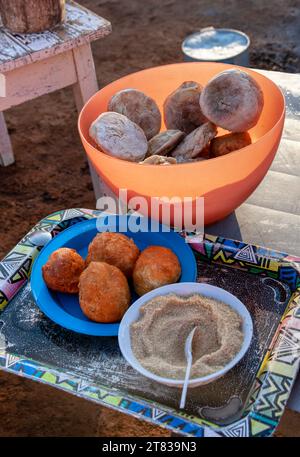 Botswana-Speisen, Phaphatha oder Diphaphatha werden normalerweise zum Frühstück oder als Snack eingenommen. Magwinya oder FAT Cakes ist auch ein Snack oder ein Eintopf Stockfoto