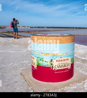 Aigues Mortes, Frankreich - 5. Oktober 2023: Fleur de Sel Le Saunier de Camargue ist das Salz, das in den Salzwiesen von Aigues-Mortes nach einer Tradition geerntet wird Stockfoto