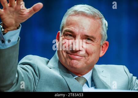 Thomas Strobl, Landesvorsitzender bei seiner Abschiedsrede. Generationenwechsel beim 79. Landesparteitag der CDU Baden-Württemberg. Nach 18 Jahren an der Parteispitze steht Thomas Strobl, Innenminister und stv. Ministerpräsident, nicht für eine weitere Amtszeit zur Verfügung. Als Nachfolger steht bereit Manuel Hagel, MDL 35, Vorsitzender der CDU-Landtagsfraktion./// 18.11.2023: Reutlingen, Baden-Württemberg, Deutschland, Europa *** Thomas Strobl, Landesvorsitzender während seiner Abschiedsrede Generationswechsel auf der 79. Landesparteikonferenz der CDU Baden Württemberg nach 18 Jahren an der h Stockfoto