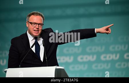 18. November 2023, Thüringen, Mühlhausen: CDU-Landesvorsitzender Mario Voigt spricht mit Delegierten auf der CDU-Landesparteikonferenz Thüringen. Die Partei bereitet sich auf die Landes- und Kommunalwahlen in Thüringen im nächsten Jahr vor. Foto: Martin Schutt/dpa Stockfoto