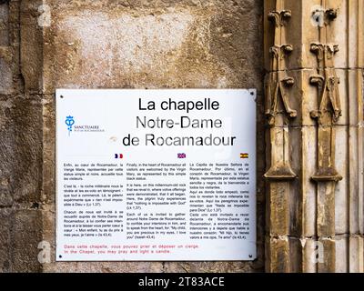 Rocamadour, Frankreich - 13. Oktober 2023: Touristische Informationen auf französisch, englisch und spanisch über die Kapelle unserer Lieben Frau von Rocamadour Stockfoto