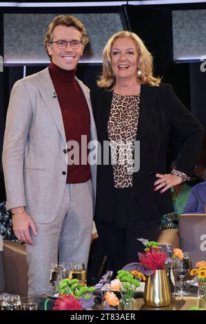 Johannes Wimmer und Bettina Tietjen bei der Aufzeichnung der NDR Talk Show im NDR Fernsehstudio Lokstedt. Hamburg, 17.11.2023 *** Johannes Wimmer und Bettina Tietjen bei der Aufnahme der NDR Talk Show im NDR-Fernsehstudio Lokstedt Hamburg, 17 11 2023 Foto:xgbrcix/xFuturexImagex ndr talk1711 3101 Credit: Imago/Alamy Live News Stockfoto