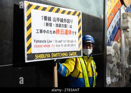 Tokio, Japan. November 2023. Bauarbeiter halten Schilder, die auf Betriebsunterbrechungen hinweisen, da die Bahnarbeiter der JR East Railway Company daran arbeiten, die Gleise für die Yamanote-Linie zu verlegen, um Bau- und Entwicklungsprojekte am Bahnhof Shibuya zu erleichtern. Die Yamanote-Loop-Linie ist eine der meistbefahrenen U-Bahn-Linien der Welt. mehr als 5 Millionen Passagiere pro Tag. Am 18. Und 19. November wird der Betrieb von Osaki zum Bahnhof Ikebukero eingestellt. (Kreditbild: © Taidgh Barron/ZUMA Press Wire) NUR REDAKTIONELLE VERWENDUNG! Nicht für kommerzielle ZWECKE! Quelle: ZUMA Press, Inc./Alamy Live News Stockfoto