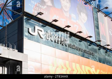 Tokio, Japan. November 2023. JR Shibuya Station als Bahnarbeiter der JR East Railway Company arbeiten an der Verlegung der Gleise für die Yamanote Line, um Bau- und Entwicklungsprojekte am Bahnhof Shibuya zu erleichtern. Die Yamanote Loop Line ist eine der meistbefahrenen U-Bahn-Linien der Welt und bedient täglich mehr als 5 Millionen Passagiere. Am 18. Und 19. November wird der Betrieb von Osaki zum Bahnhof Ikebukero eingestellt. (Kreditbild: © Taidgh Barron/ZUMA Press Wire) NUR REDAKTIONELLE VERWENDUNG! Nicht für kommerzielle ZWECKE! Quelle: ZUMA Press, Inc./Alamy Live News Stockfoto
