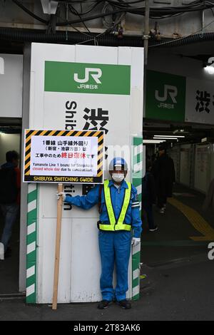 Tokio, Japan. November 2023. Bauarbeiter halten Schilder, die auf Betriebsunterbrechungen hinweisen, da die Bahnarbeiter der JR East Railway Company daran arbeiten, die Gleise für die Yamanote-Linie zu verlegen, um Bau- und Entwicklungsprojekte am Bahnhof Shibuya zu erleichtern. Die Yamanote-Loop-Linie ist eine der meistbefahrenen U-Bahn-Linien der Welt. mehr als 5 Millionen Passagiere pro Tag. Am 18. Und 19. November wird der Betrieb von Osaki zum Bahnhof Ikebukero eingestellt. (Kreditbild: © Taidgh Barron/ZUMA Press Wire) NUR REDAKTIONELLE VERWENDUNG! Nicht für kommerzielle ZWECKE! Quelle: ZUMA Press, Inc./Alamy Live News Stockfoto