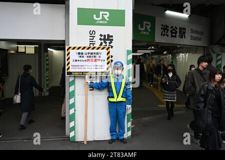 Tokio, Japan. November 2023. Bauarbeiter halten Schilder, die auf Betriebsunterbrechungen hinweisen, da die Bahnarbeiter der JR East Railway Company daran arbeiten, die Gleise für die Yamanote-Linie zu verlegen, um Bau- und Entwicklungsprojekte am Bahnhof Shibuya zu erleichtern. Die Yamanote-Loop-Linie ist eine der meistbefahrenen U-Bahn-Linien der Welt. mehr als 5 Millionen Passagiere pro Tag. Am 18. Und 19. November wird der Betrieb von Osaki zum Bahnhof Ikebukero eingestellt. (Kreditbild: © Taidgh Barron/ZUMA Press Wire) NUR REDAKTIONELLE VERWENDUNG! Nicht für kommerzielle ZWECKE! Quelle: ZUMA Press, Inc./Alamy Live News Stockfoto