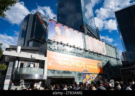 Tokio, Japan. November 2023. JR Shibuya Station als Bahnarbeiter der JR East Railway Company arbeiten an der Verlegung der Gleise für die Yamanote Line, um Bau- und Entwicklungsprojekte am Bahnhof Shibuya zu erleichtern. Die Yamanote Loop Line ist eine der meistbefahrenen U-Bahn-Linien der Welt und bedient täglich mehr als 5 Millionen Passagiere. Am 18. Und 19. November wird der Betrieb von Osaki zum Bahnhof Ikebukero eingestellt. (Kreditbild: © Taidgh Barron/ZUMA Press Wire) NUR REDAKTIONELLE VERWENDUNG! Nicht für kommerzielle ZWECKE! Quelle: ZUMA Press, Inc./Alamy Live News Stockfoto