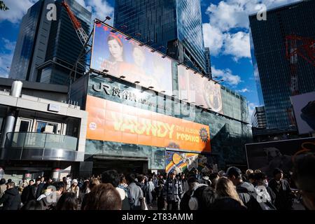 Tokio, Japan. November 2023. JR Shibuya Station als Bahnarbeiter der JR East Railway Company arbeiten an der Verlegung der Gleise für die Yamanote Line, um Bau- und Entwicklungsprojekte am Bahnhof Shibuya zu erleichtern. Die Yamanote Loop Line ist eine der meistbefahrenen U-Bahn-Linien der Welt und bedient täglich mehr als 5 Millionen Passagiere. Am 18. Und 19. November wird der Betrieb von Osaki zum Bahnhof Ikebukero eingestellt. (Kreditbild: © Taidgh Barron/ZUMA Press Wire) NUR REDAKTIONELLE VERWENDUNG! Nicht für kommerzielle ZWECKE! Quelle: ZUMA Press, Inc./Alamy Live News Stockfoto